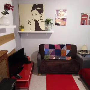 Familial Pour 1 A 5 Personnes De 42m2-accessible Handic - Rez De Chaussee-vues Sur Rue Et Patio Prive - Sejour,chambre Separee,cuisine,salle De Bain,lit Double Et 2 Canape-lit - Entree De La Rue Berzelius-5 Minutes Du Metro Brochant-ligne1 Parigi